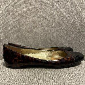 JIMMY CHOO- tortoise shell ballet flats, black patent leather cap toe, size 40.5